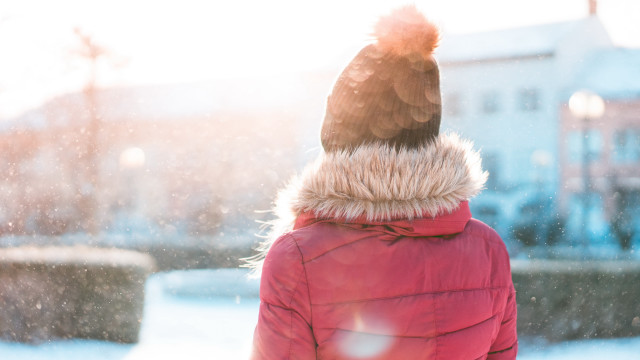 Woman red jacket brown hat free wallpaper for desktop - medium preview image