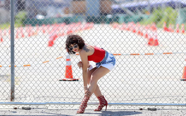 Woman red top blue jean free wallpaper for desktop - medium preview image