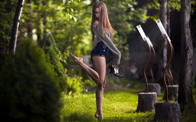 Dancer blonde park nature sunlight free wallpaper for desktop - medium preview image