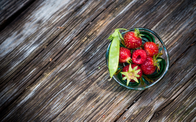 Bowl strawberries starfruit wooden table free wallpaper for desktop - medium preview image