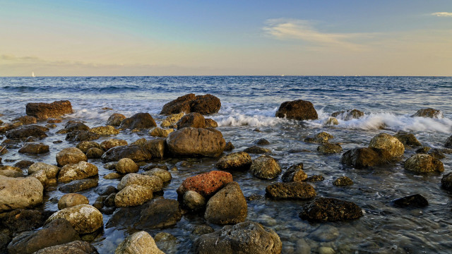 Rocky beach boat water horizon free wallpaper for desktop - medium preview image