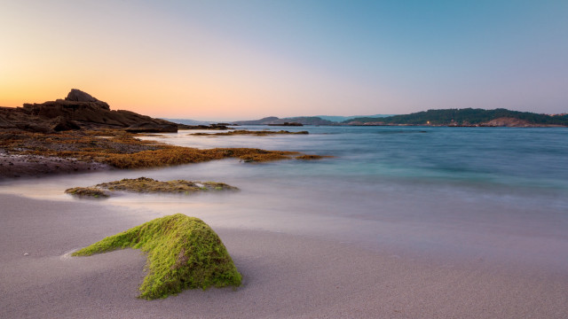 Bascove beach rock water horizon free wallpaper for desktop - medium preview image