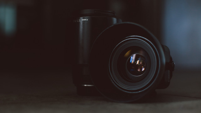 Camera lens table blurry background free wallpaper for desktop - medium preview image