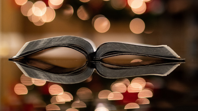 Christmas book lights blurry bokeh free wallpaper for desktop - medium preview image