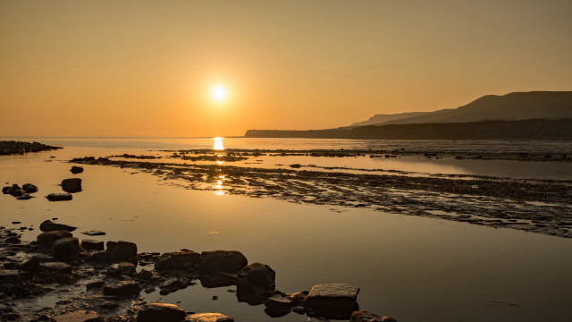 Sunset rocky beach mountain horizon free wallpaper for desktop - medium preview image