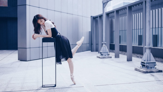 Woman black dress courtyard sculpture free wallpaper for desktop - medium preview image