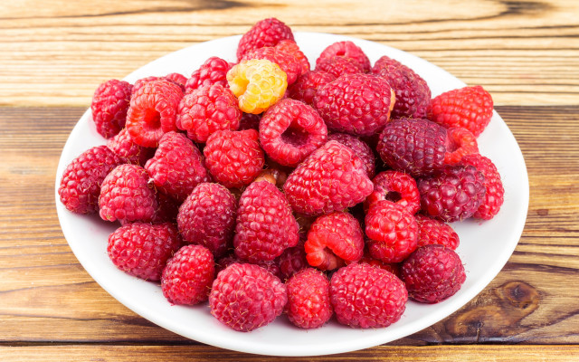 White plate raspberries wooden table free wallpaper for desktop - medium preview image