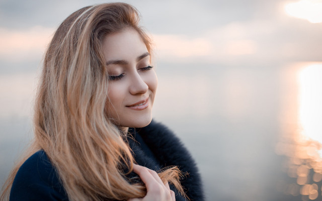 Woman longhair water smiling cellphone free wallpaper for desktop - medium preview image