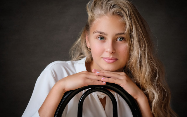 Blonde woman black purse portrait free wallpaper for desktop - medium preview image