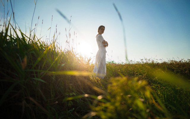 Woman dress field sunshine bokeh free wallpaper for desktop - medium preview image