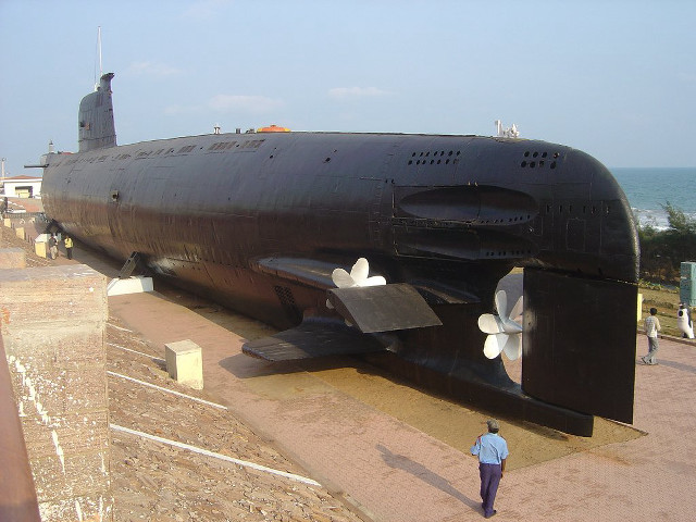Man submarine museum ocean display free wallpaper for desktop - medium preview image