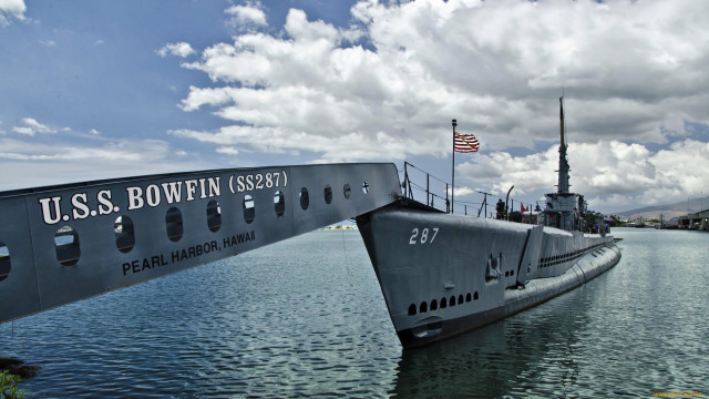 Large boat lake flag pole free wallpaper for desktop - medium preview image