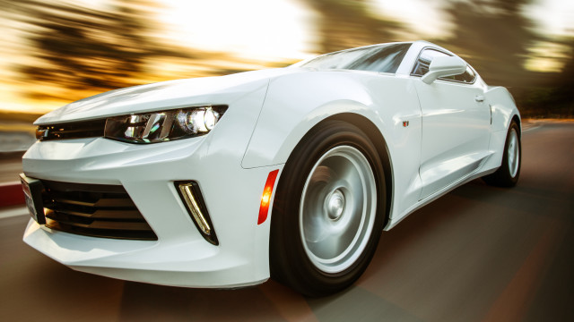 White chevrolet camaro motion blur free wallpaper for desktop - medium preview image