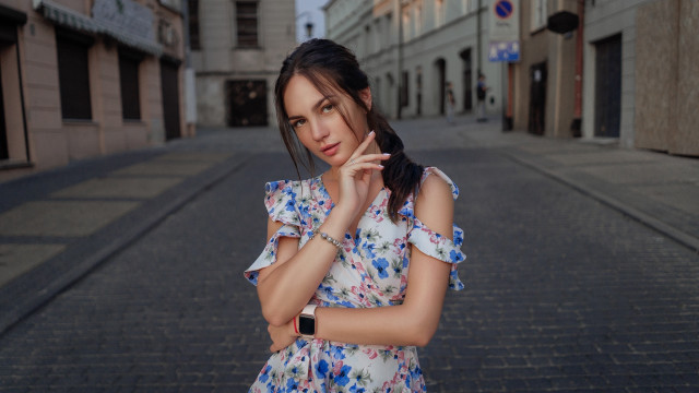 Serious woman street corner portrait free wallpaper for desktop - medium preview image