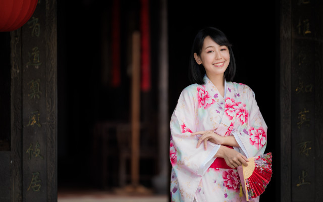 Woman kimono fan smiling doorway free wallpaper for desktop - medium preview image