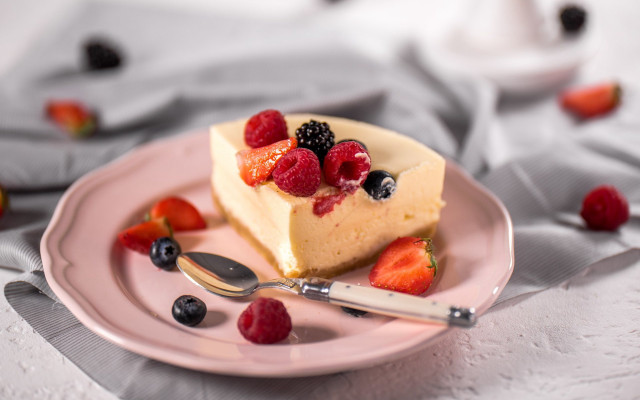 Cheesecake berries plate fork spoon free wallpaper for desktop - medium preview image