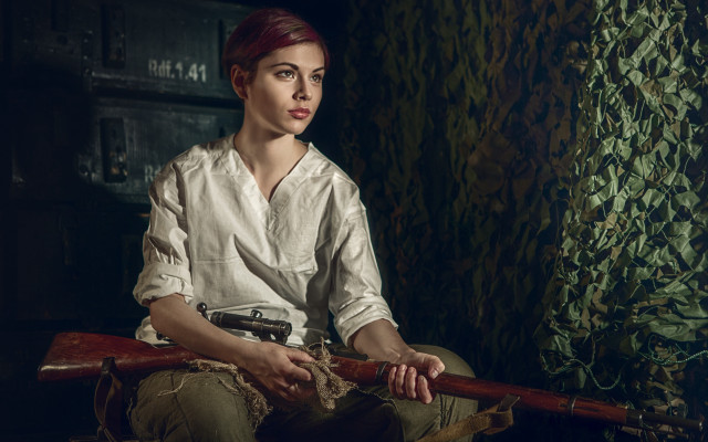 Woman gun portrait redhair serious free wallpaper for desktop - medium preview image