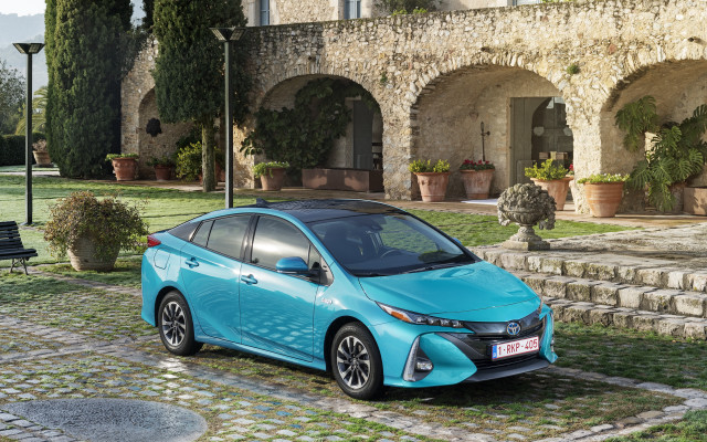 Blue toyota prius stone building free wallpaper for desktop - medium preview image