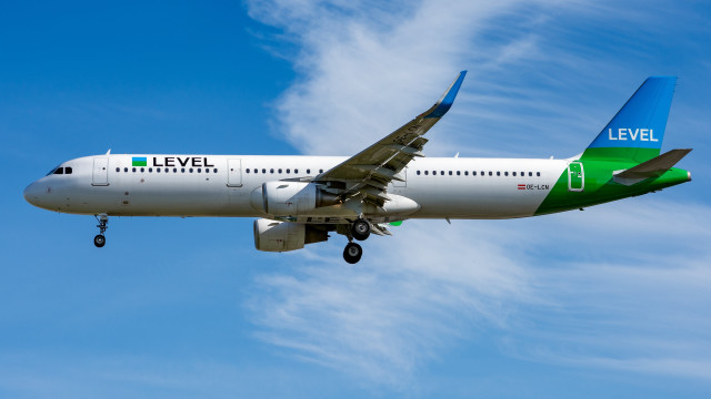 Large passenger jet flying blue #4 free wallpaper for desktop - medium preview image