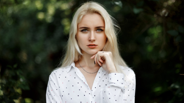 Blonde woman portrait forest bokeh free wallpaper for desktop - medium preview image