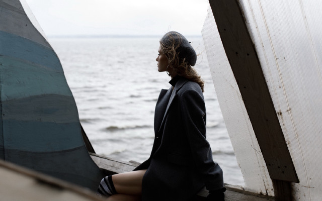 Woman boat ocean sailboat profile free wallpaper for desktop - medium preview image