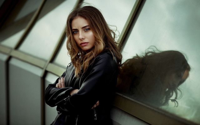 Woman leaning crossed arms blonde free wallpaper for desktop - medium preview image