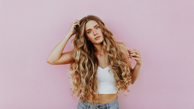 Evelyn abelson flowing hair pink free wallpaper for desktop - medium preview image