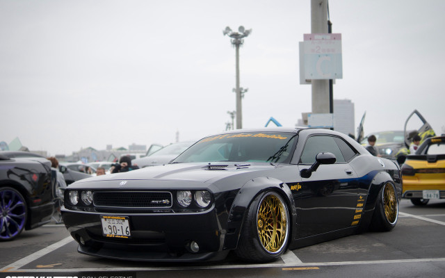 Black car yellow rims parking free wallpaper for desktop - medium preview image