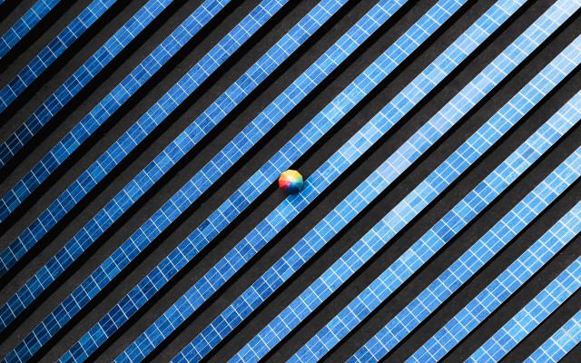 Colorful ball center black blue free wallpaper for desktop - medium preview image