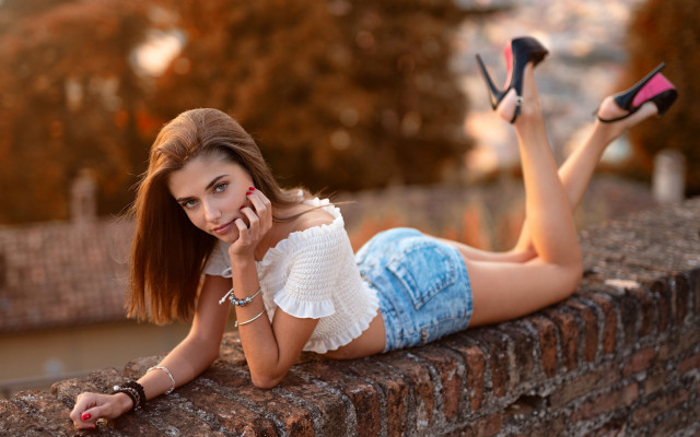 Eszter mattioni glamor posing brick free wallpaper for desktop - medium preview image