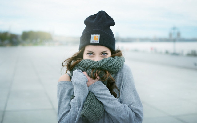 Woman hat scarf beanie winter free wallpaper for desktop - medium preview image
