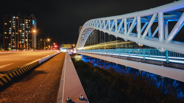 Night lit bridge cityscape holography free wallpaper for desktop - medium preview image