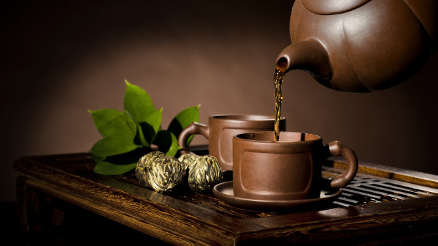 Teapot pouring tea still life free wallpaper for desktop - medium preview image