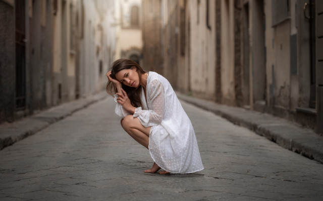 Woman kneeling alleyway blurry portrait free wallpaper for desktop - medium preview image