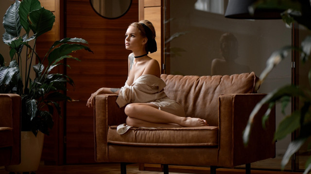 Woman couch plant mirror solo free wallpaper for desktop - medium preview image