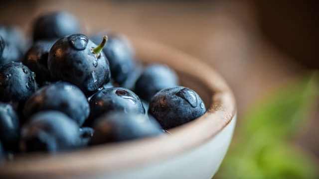 Blueberries green leaf blurry bokeh free wallpaper for desktop - medium preview image