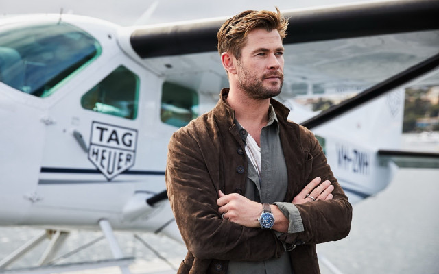 Man plane crossed arms bronze free wallpaper for desktop - medium preview image