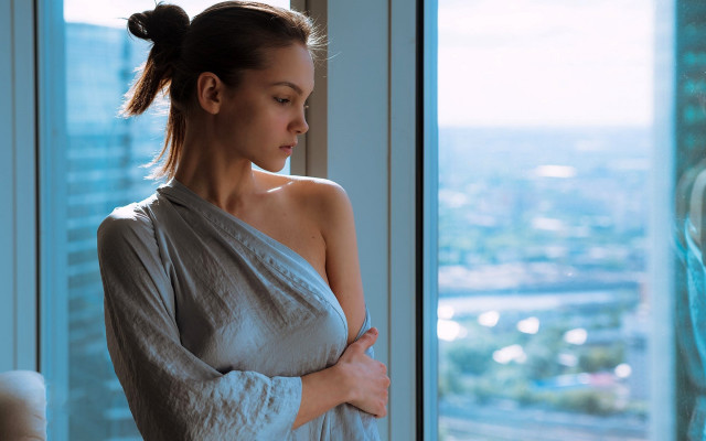 Woman white dress cityscape natural free wallpaper for desktop - medium preview image