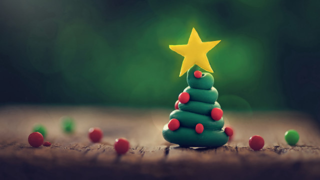Christmas tree candy balls green free wallpaper for desktop - medium preview image