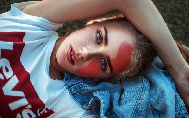 Girl redface laying blueeyes necklace free wallpaper for desktop - medium preview image