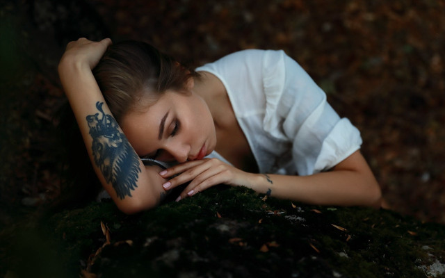 Tattooed woman mossy surface portrait free wallpaper for desktop - medium preview image