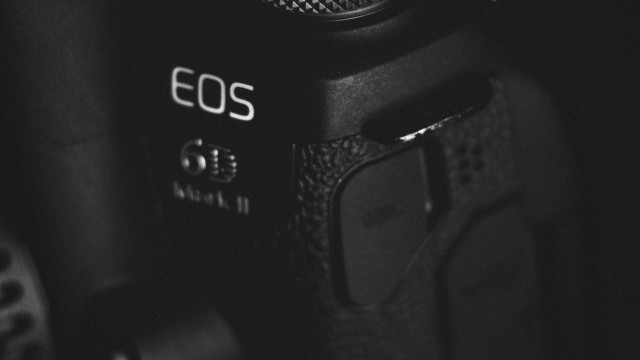 Camera lens eos macro greyscale free wallpaper for desktop - medium preview image