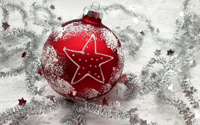 Red ornament star silver tinsel free wallpaper for desktop - medium preview image