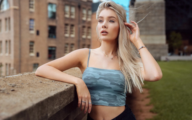 Blonde woman city background bokeh free wallpaper for desktop - medium preview image