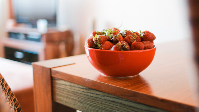 Bowl strawberries living room blurry free wallpaper for desktop - medium preview image