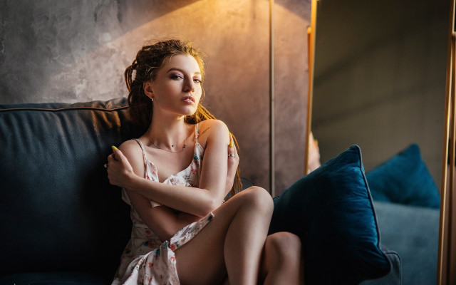 Woman couch crossed arms fashion free wallpaper for desktop - medium preview image