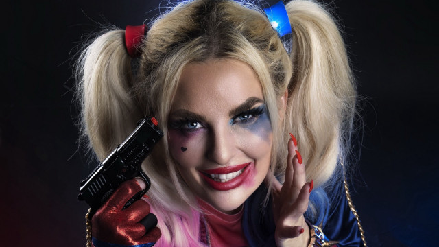 Harley woman gun creepy look free wallpaper for desktop - medium preview image