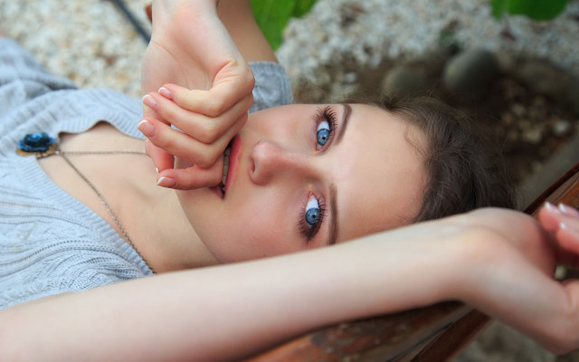 Woman bench blurry blue eyes free wallpaper for desktop - medium preview image