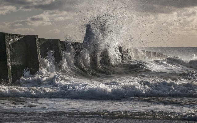 Stormy ocean wave crash shore free wallpaper for desktop - medium preview image