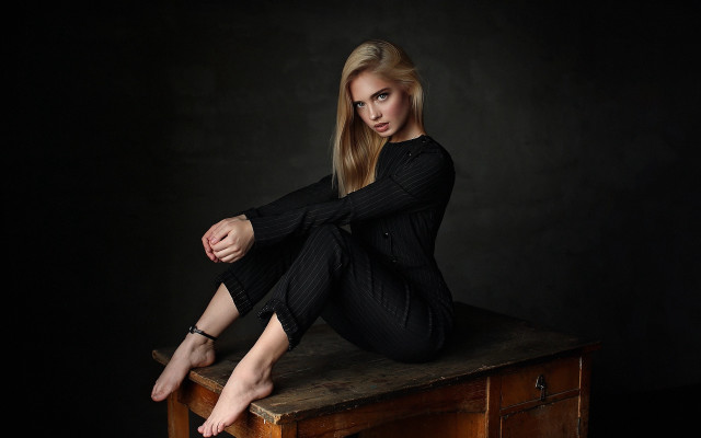 Woman sitting crossed legs portrait #5 free wallpaper for desktop - medium preview image